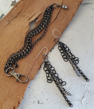 chunky black mixed chain bracelet & earrings on wood