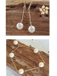 White pearl gold bar bracelet & earrings on wood