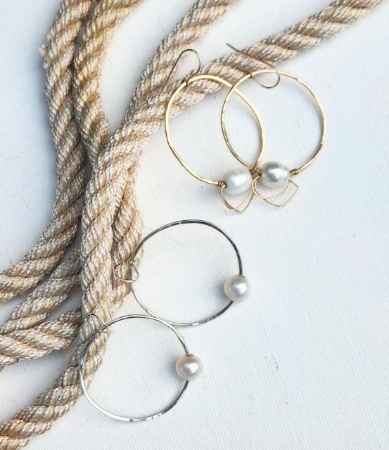 set of 2 earrings silver hoops with white pearls and gold hoops with white pearls